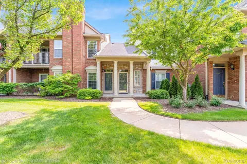 3581 Oakmonte Blvd #60, Rochester, MI 48306