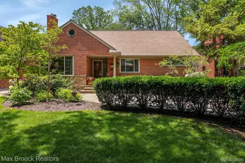 25845 Salem Rd, Huntington Woods, MI 48070
