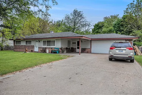 3208 Homestead Dr, Waterford, MI 48329