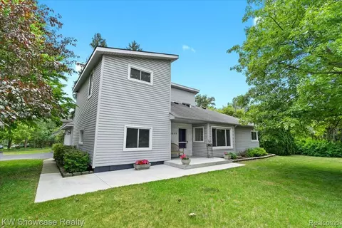 5865 Crescent Rd, Waterford, MI 48327