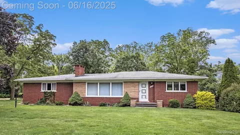 21556 Thorofare Rd, Grosse Ile, MI 48138