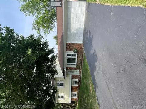 3834 Tara Dr, Highland, MI 48356