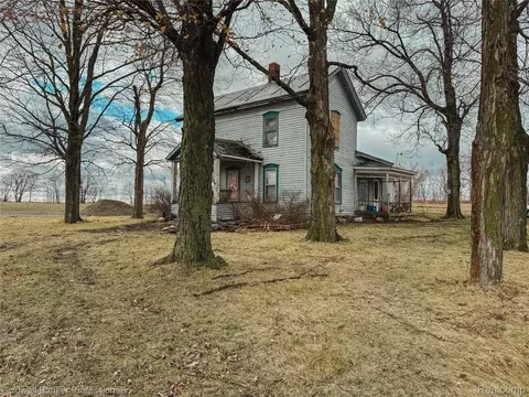 8312 Lahring Rd, Gaines, MI 48436