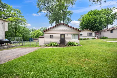 2263 Overridge Ave, Waterford, MI 48327