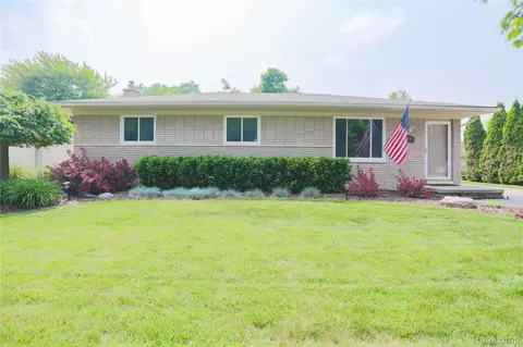 40755 Oakwood Ct, Clinton Township, MI 48038