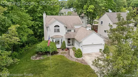 646 Bay Crossing Dr, Waterford, MI 48327