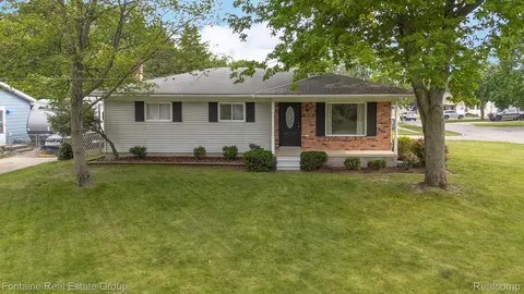 40395 Gilbert St, Plymouth, MI 48170