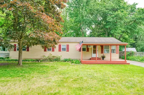 5806 Commanche Ln, Genoa, MI 48843