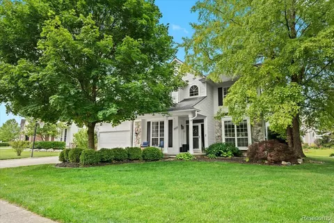 1035 Equestrian Dr, South Lyon, MI 48178