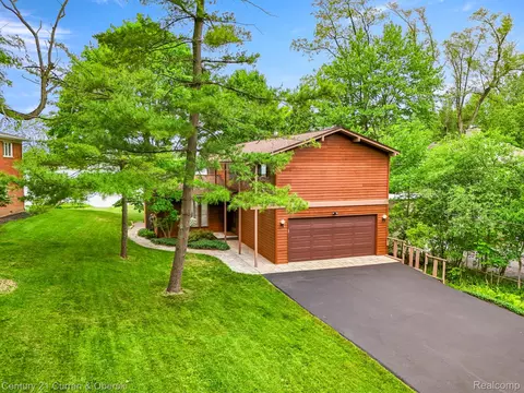 3150 Wellington Ct, West Bloomfield, MI 48324