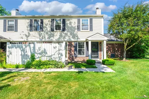 7613 Woodview Dr #46, Waterford, MI 48327