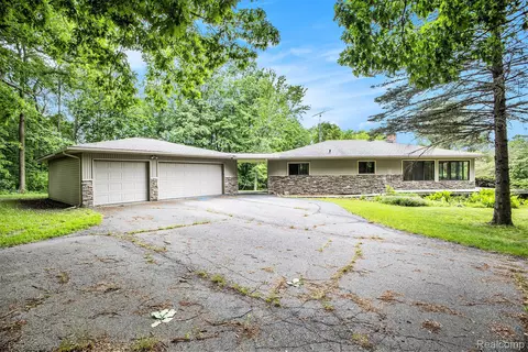 2456 Chilson Rd, Genoa, MI 48843