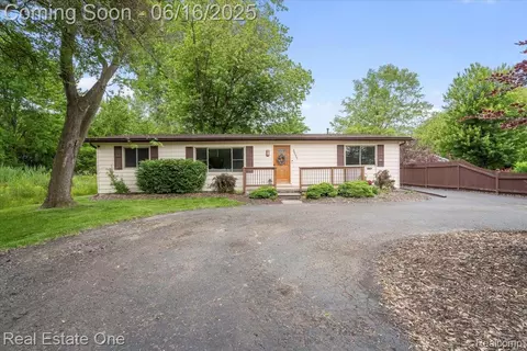 20558 Meridian Rd, Grosse Ile, MI 48138