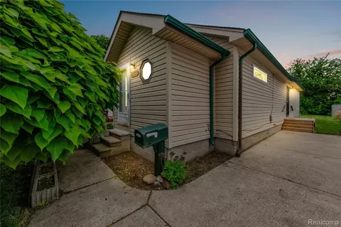 25044 Comfort, Center Line, MI 48015