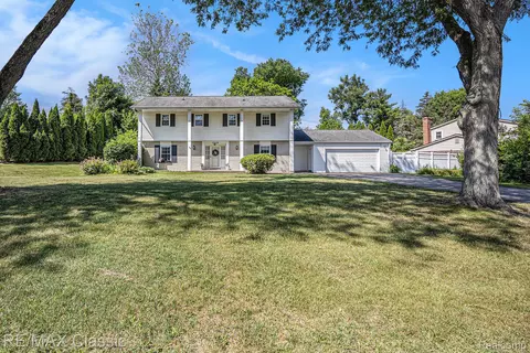 1925 Dawn Ridge Rd, Commerce, MI 48390