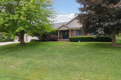 16486 W Horseshoe Trl, Fenton, MI 48451