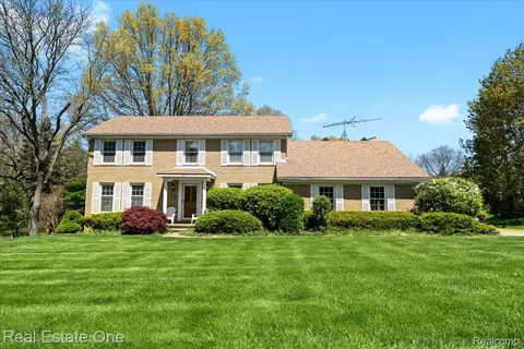 1945 Bamby Ln, Milford, MI 48381