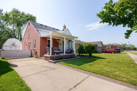 1040 17th St, Wyandotte, MI 48192
