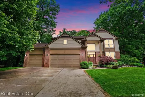5034 Fairgrove Ln, Commerce, MI 48382