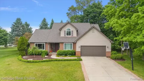 624 Glenmoor Dr, Oxford, MI 48371