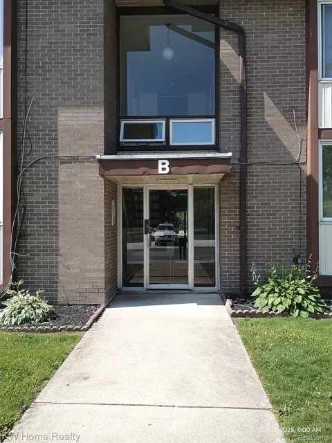 3901 Fort St #204, Trenton, MI 48183