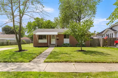 26339 Hollywood St, Roseville, MI 48066
