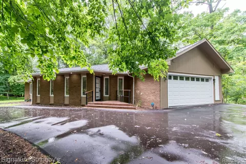 23415 Beech Rd, Southfield, MI 48033