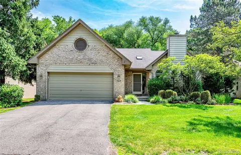 6760 Oyster Cv, West Bloomfield, MI 48323