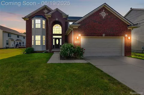 2322 Kirkton Dr, Troy, MI 48083