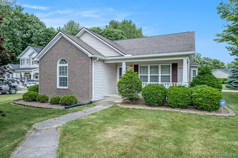 2304 Hickory Holw, Burton, MI 48519
