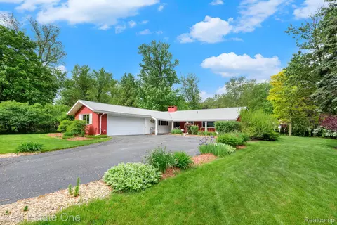 3183 Oakhill Dr, Troy, MI 48084