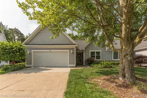 221 Victoria Park Ct, Howell, MI 48843