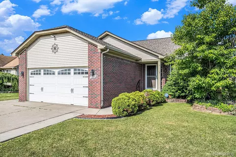 2274 Apple Tree Dr, Burton, MI 48519