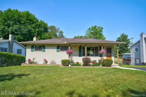 2249 Pauline Dr, Waterford, MI 48329