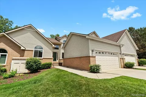 1029 Bird Song Ln, Milford, MI 48381