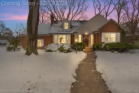 27510 California Dr SE, Lathrup Village, MI 48076