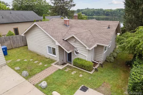3330 Lexington Rd, Waterford, MI 48328