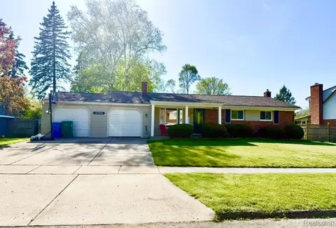 2784 Red Arrow Dr, Commerce, MI 48382