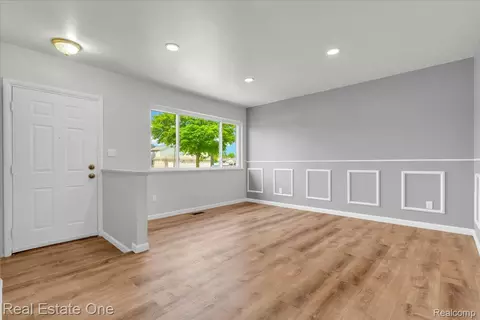 3218 E 14 Mile Rd, Warren, MI 48092