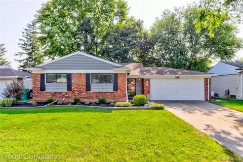 697 Hamlet Rd, Auburn Hills, MI 48326