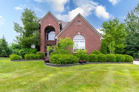 23640 Woodside Ct, South Lyon, MI 48178
