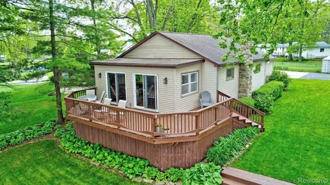 4030 Rollins Ave, Waterford, MI 48329