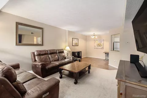 61216 Greenwood Dr, South Lyon, MI 48178
