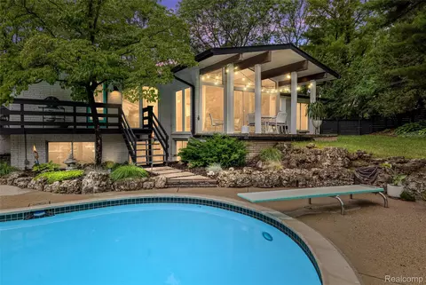 6895 Cedarbrook Dr, Bloomfield Hills, MI 48301