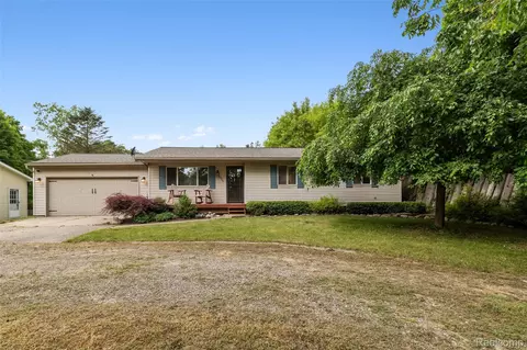 9711 Dartmouth Rd, Independence, MI 48348