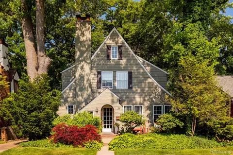 55 Oakdale Blvd, Pleasant Ridge, MI 48069