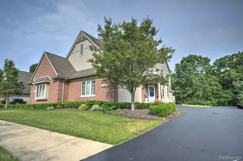1156 Alissa Marie Dr, Highland, MI 48357