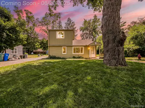 157 Cardinal St, Commerce, MI 48382