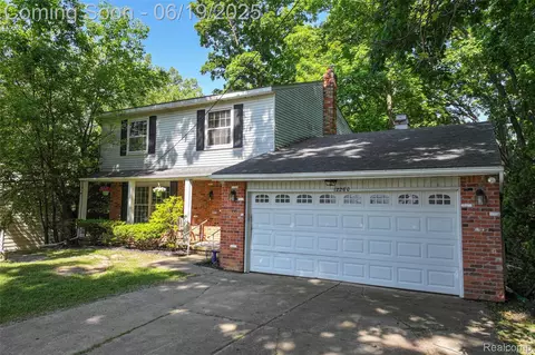 12260 Dollar Lake Dr, Fenton, MI 48430