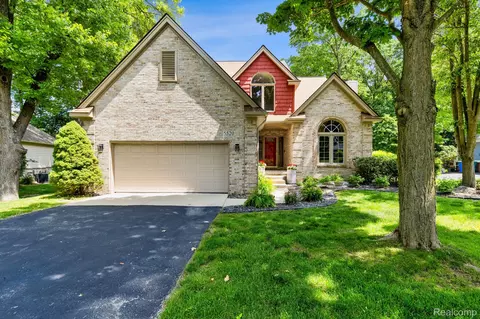 5520 Huron Hills Dr, Commerce, MI 48382